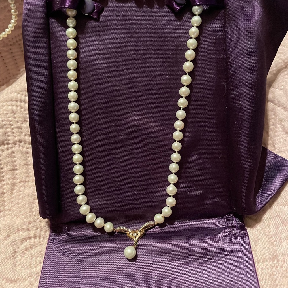 Pearl necklace and it has diamonds.